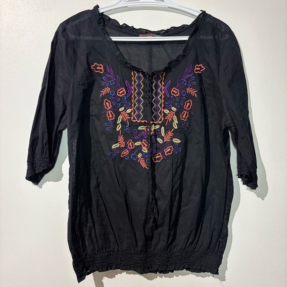 🎉4/30$🎉 Black Embellished Blouse with Relaxed Fit PTP 21in🖤 - Picture 1 of 4